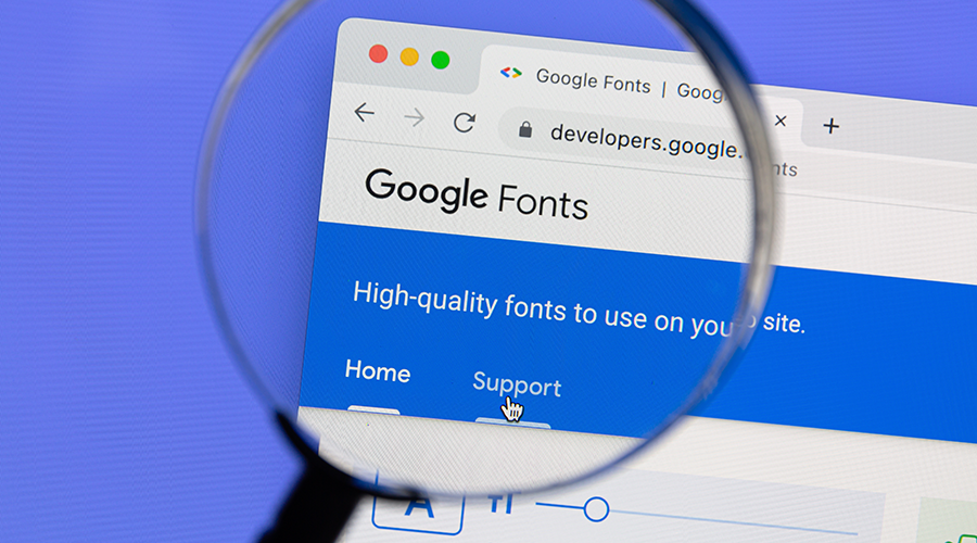 Auf blauem Hintergrund zeigt die Googel Font Website. Davor sieht man eine Lupe, die das Logo vergrößert. Weiter Informationen zu den Fontformate Woff und Woff2 findest du im Medien News Blog von cbba.